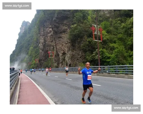 2025 司特拉越野跑张家界开跑：25 国选手决战武陵源